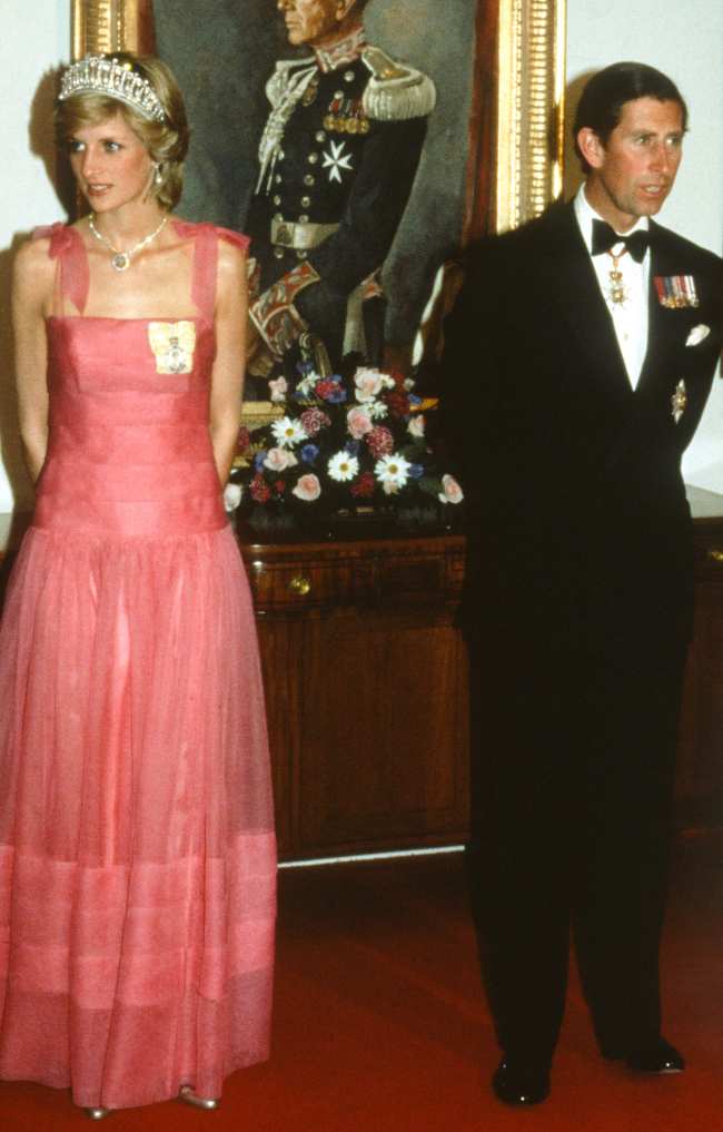              El look de Diana de 1983 presentaba tirantes finos acentuados con cintas en el hombro            