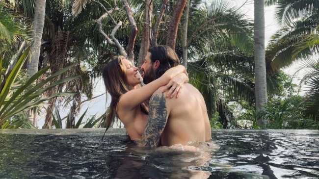Sonni Pacheco abraza a Nathan Thompson desnuda en la piscina