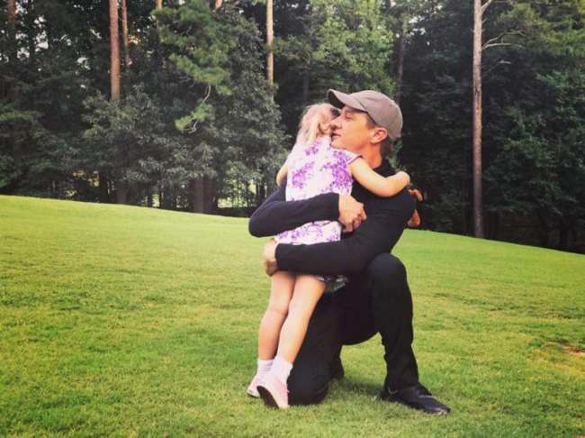 Jeremy Renner abraza a su hija Ava