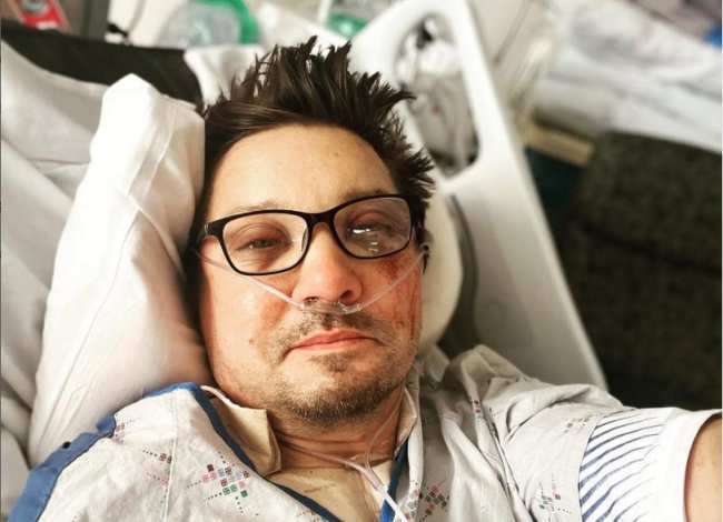 Jeremy Renner se toma una selfie en el hospital