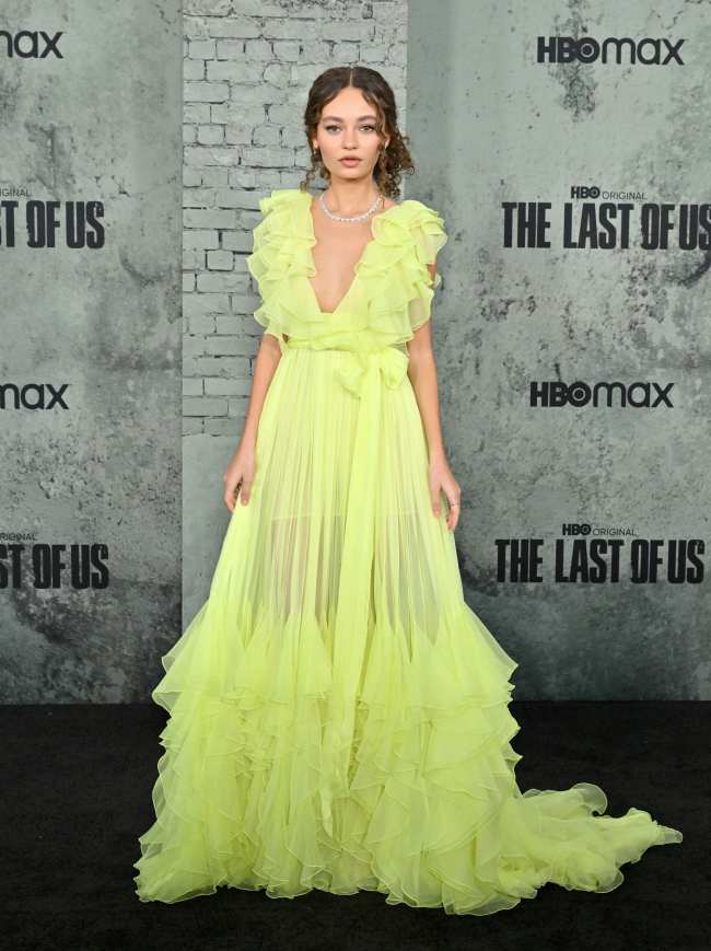              La joven estrella lucio un vestido verde lima de Valentino Haute Couture para el estreno             
