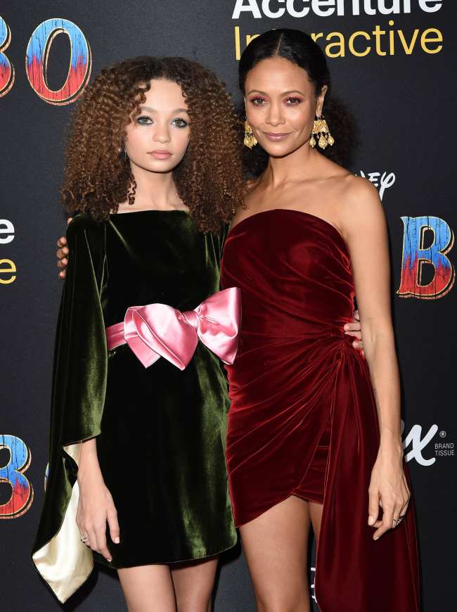              Mama Thandie Newton acompano a su hija al estreno de Dumbo en 2019 cuando hizo su debut en la pantalla grande            