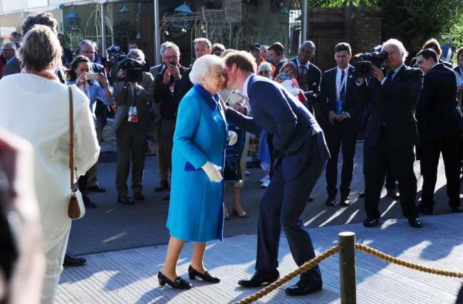El principe Harry le da un beso en la mejilla a la reina Isabel II