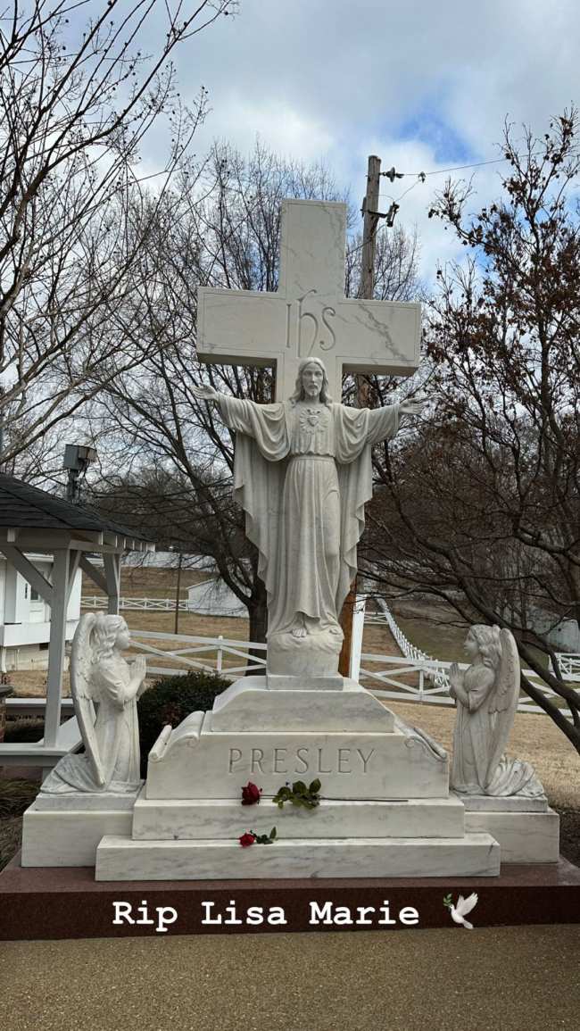              Jennifer Tilly compartio una foto de la tumba de Elvis luego de la tragica noticia             