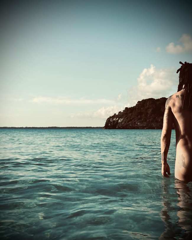 Una foto del lado izquierdo desnudo de Lenny Kravitz en el oceano