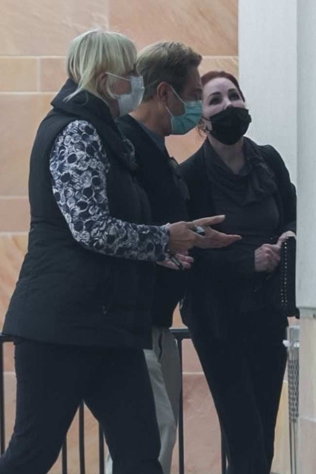              Priscilla fue fotografiada llegando al hospital poco despues de que ingresara su hija            