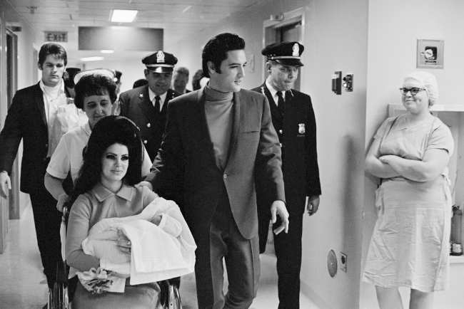              Elvis murio en 1977 de una enfermedad cardiaca a los 42 anos            