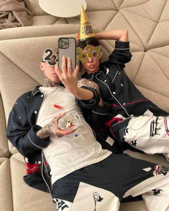 Kourtney Kardashian y Travis Barker en pijama a juego