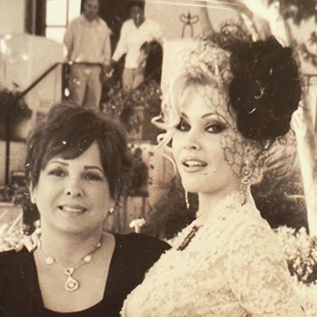 Una foto retrospectiva de Shanna Moakler posando con su madre Gail Moakler