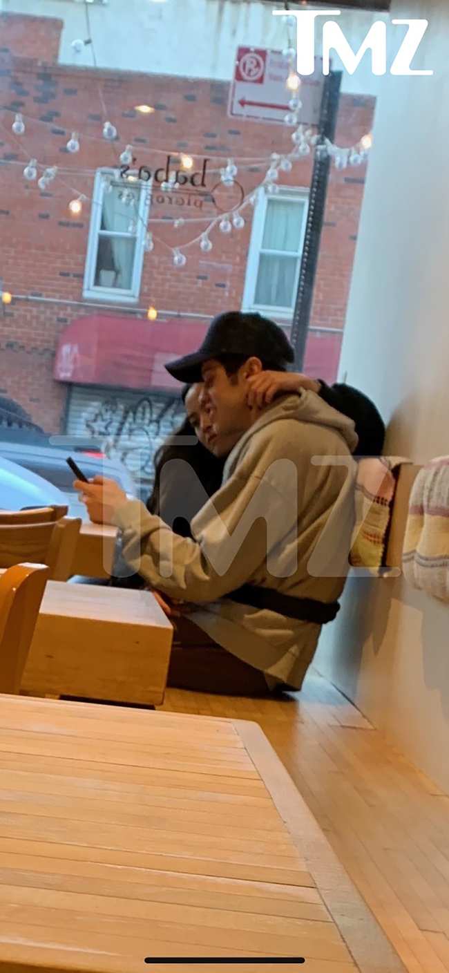              Pete Davidson y Chase Sui Wonders parecian enamorados mientras esperaban comida en Brooklyn            