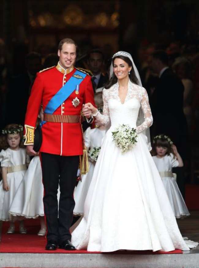 El principe William y Kate Middleton saliendo de su ceremonia de boda