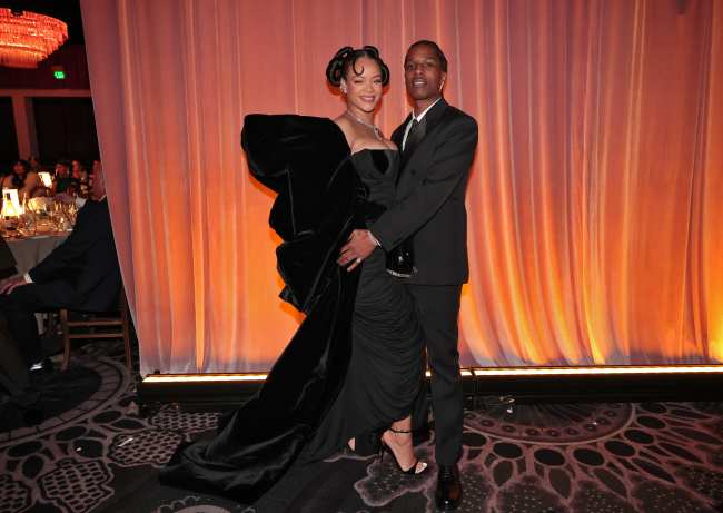              Rihanna y AAP Rocky se colaron en los Globos de Oro sin pisar la alfombra roja para lucir sus conjuntos negros a juego            