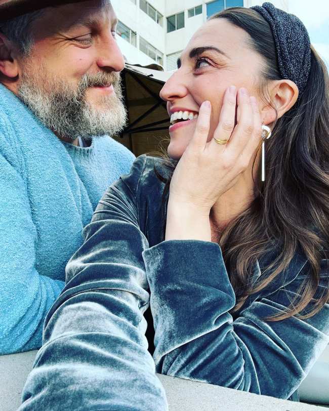 Una selfie de Sara Bareilles sonriendo a Joe Tippett mientras muestra su anillo de compromiso