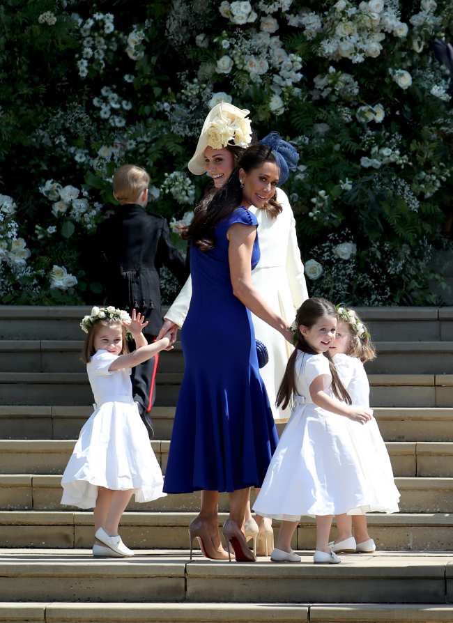              El Principe Charlotte junto con la amiga de Markle Jessica Mulroney y Middleton saludo a la multitud afuera de la Capilla de St George con su vestido de dama de honor de Givenchy             