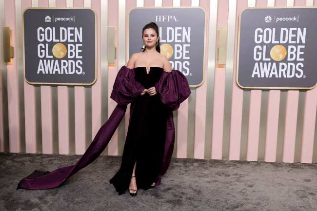              Gomez uso un impresionante vestido de terciopelo Valentino Haute Couture para los Globos de Oro 2023            