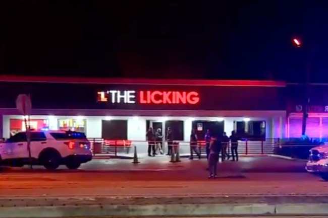 escena del crimen fuera del restaurante The Licking
