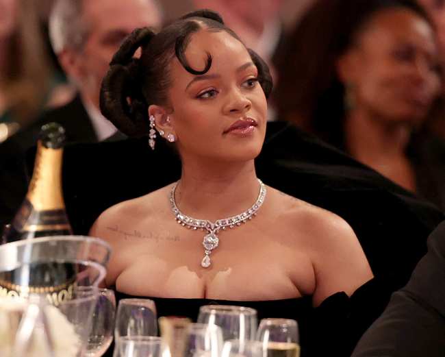              Rihanna goteaba diamantes en los Globos de Oro 2023            