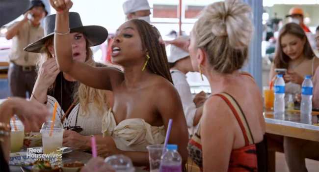 Una captura de pantalla de Candiace Dillard senalando en el trailer de la temporada 3 de Real Housewives Ultimate Girls Trip