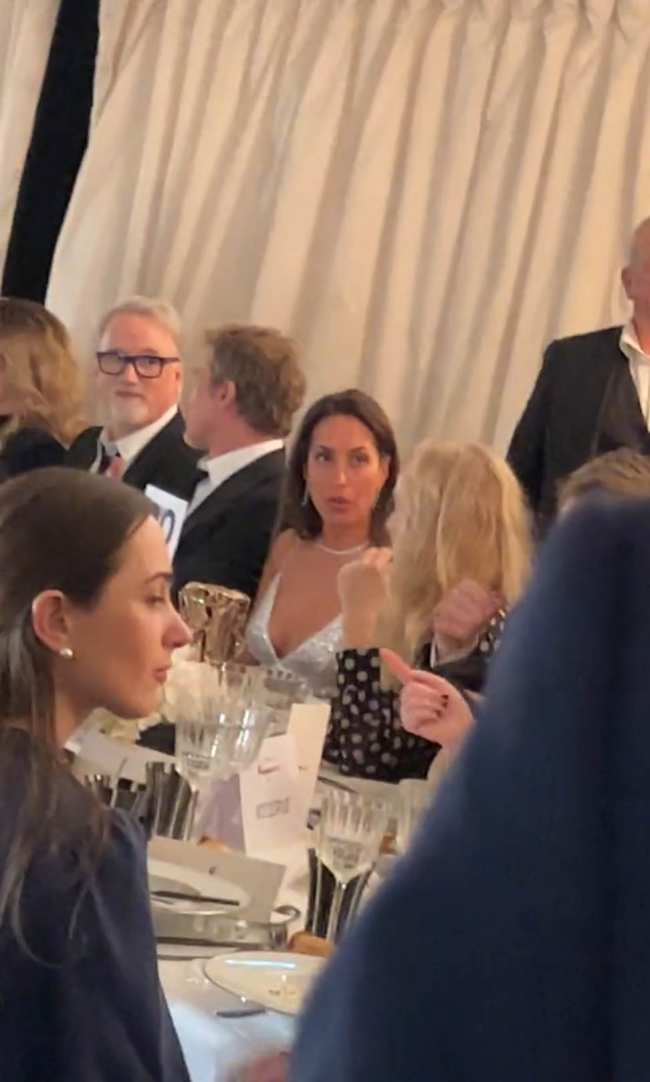 Brad Pitt e Ines de Ramon salen a cenar con otras personas