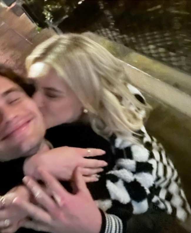 Kelsea Ballerini dandole a Chase Stokes un beso en la mejilla en una selfie