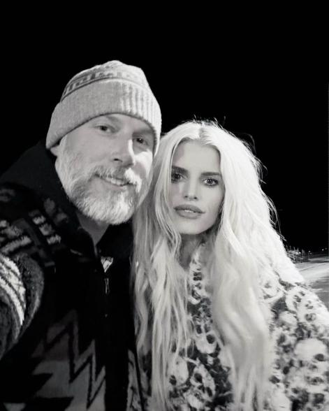Una selfie en blanco y negro de Jessica Simpson y Eric Johnson