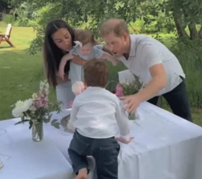 El principe Harry y Meghan Markle con sus hijos en la mesa