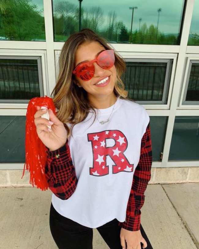 Gia Giudice con una camiseta de la Universidad de Rutgers