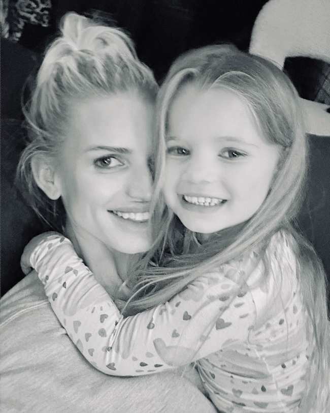              Jessica Simpson publico una dulce selfie de ella y su hija menor Birdie Mae en su cuenta de Instagram el domingo            