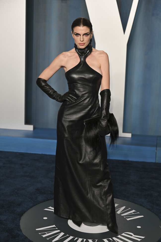              Fox asistio a la Vanity Fair Oscar Party de 2022 con un vestido de Han Kjbenhavn que parecia asfixiarla            