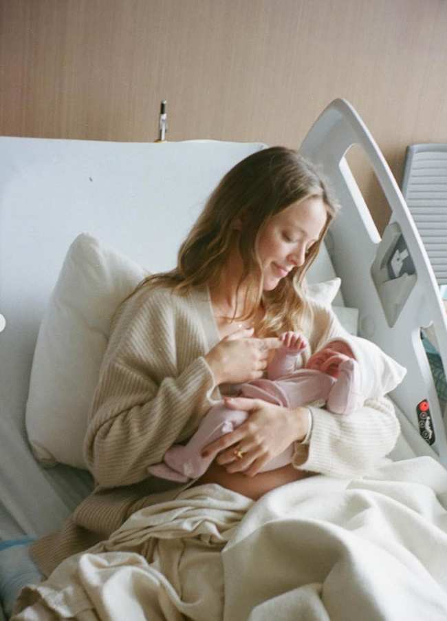 Kaitlynn Carter cargando a su bebe