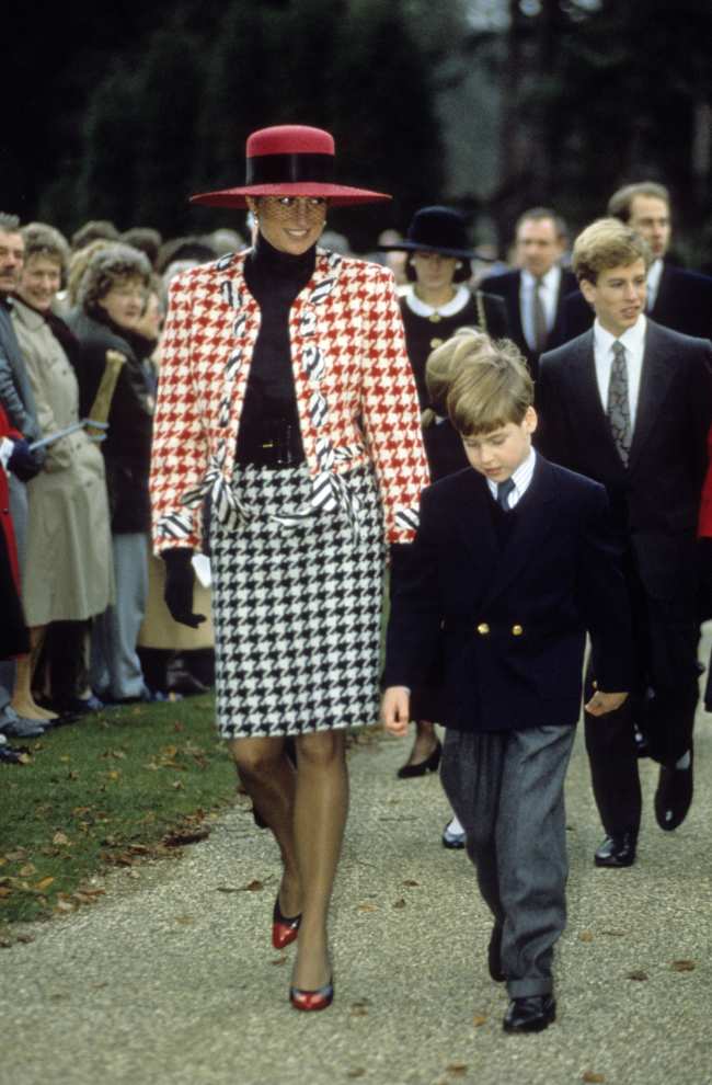              Diana camino con el principe William al bautizo de su prima en 1990            
