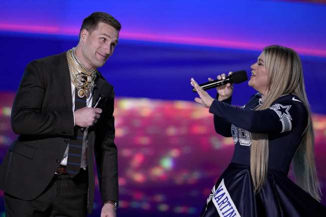              El American Idol actuo con Kirk Cousins            