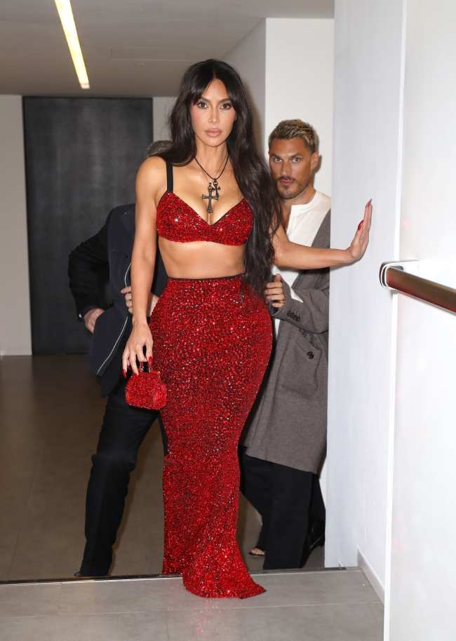              Kim Kardashian tuvo problemas para subir las escaleras con su falda ajustada            