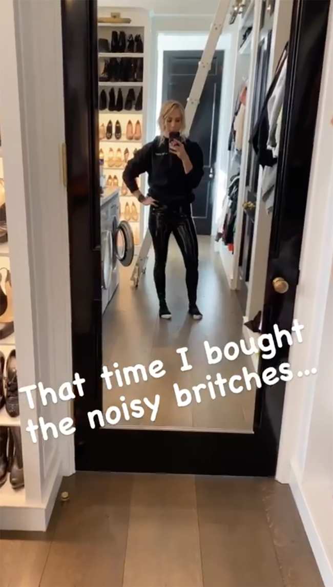              Carrie Underwood mostro sus llamativos pantalones nuevos mientras revelaba una combinacion de ropa en el armario de su habitacion            
