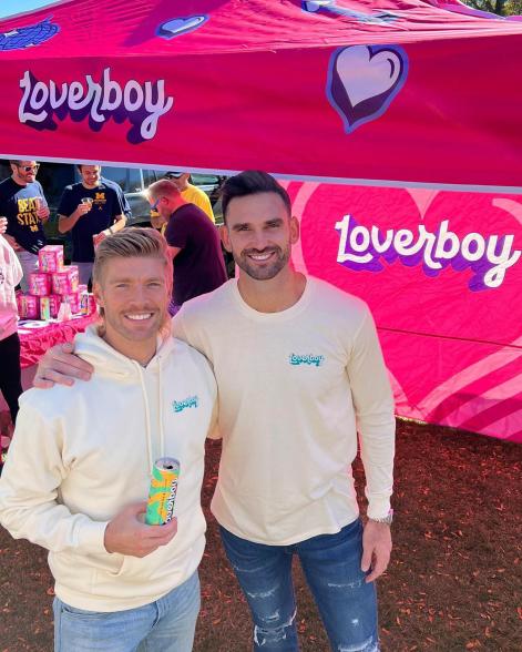 Una foto de Kyle Cooke y Carl Radke posando para una foto juntos en un evento de Loverboy