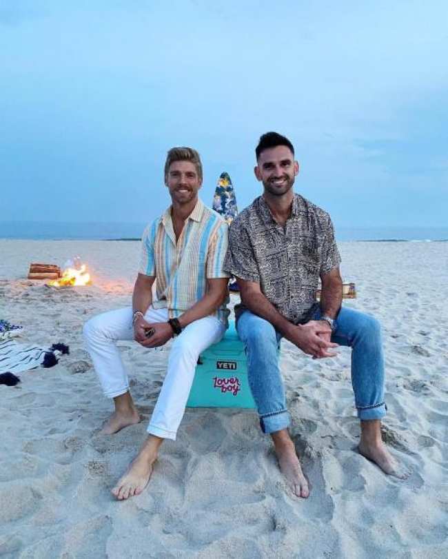 Una foto de Kyle Cooke y Carl Radke posando juntos en una playa