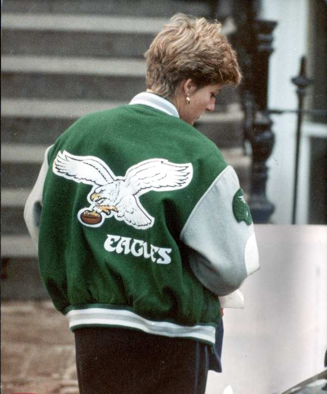              La parte posterior de la chaqueta de Diana presentaba un logotipo de Eagles de gran tamano             