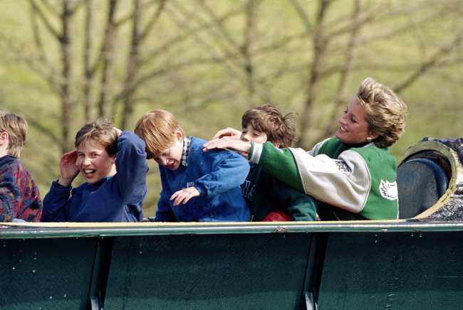              Diana mostro su lado jugueton con la chaqueta mientras estaba en un canal de troncos con sus hijos             