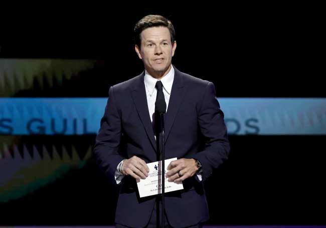              Muchos internautas senalaron la ironia de permitir que Wahlberg presentara el premio considerando sus pasados incidentes racistas            