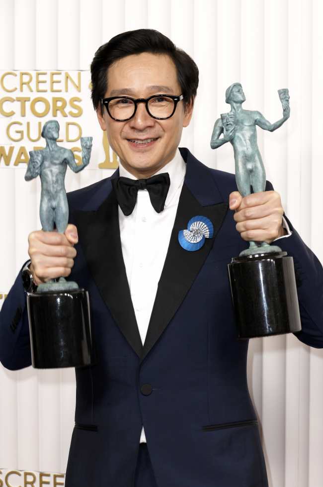              Ke Huy Quan quien gano Mejor Actuacion de un Actor Masculino en un Papel Secundario fue solo uno de los miembros del reparto que se llevo a casa un premio            