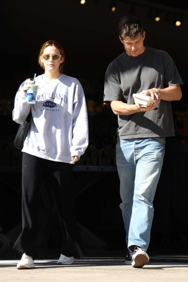              Keough uso una sudadera de Graceland cuando salio a Calabasas California con su esposo Peterson este mes            