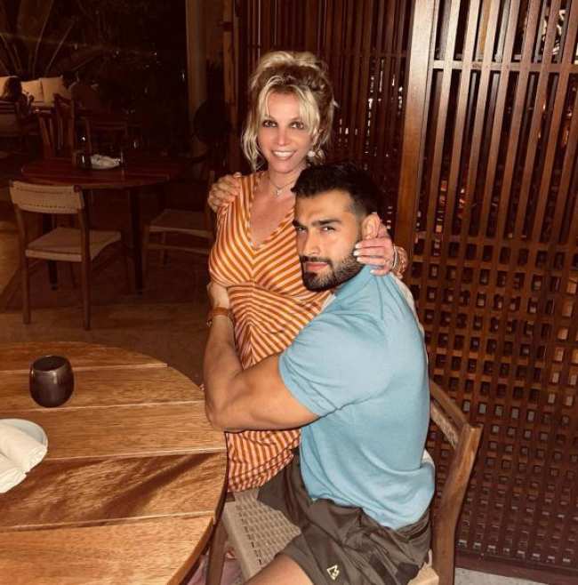 Britney Spears y Sam Asghari en un restaurante