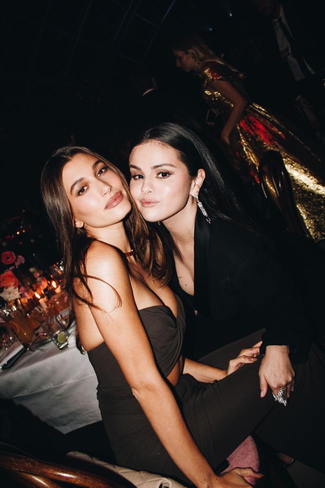 Selena y Hailey han esquivado los rumores de enemistad durante anos incluso posaron juntas en un evento en 2022 ante la creciente animosidad