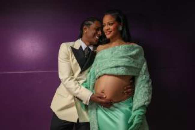 AAP Rocky acuna la barriga de bebe de Rihanna con una sonrisa en el backstage de los Oscar 2023