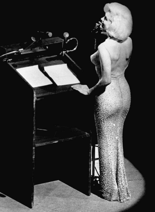 Marilyn Monroe lucio el famoso vestido para cantarle al presidente John F Kennedy por su 45 cumpleanos