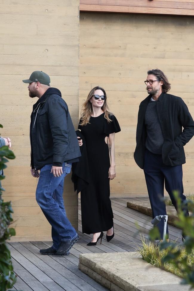 Jolie y Mayer de Rothschild parecian pasar un buen rato juntos