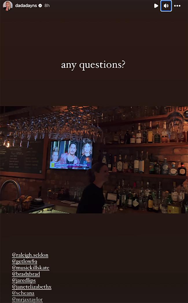 La reaccion se suscito cuando un segmento de noticias sobre la aventura de Leviss y Sandoval se transmitio en la television de un bar