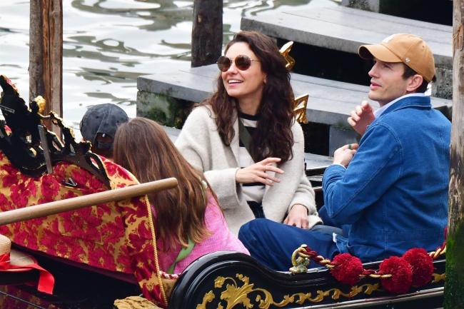 Ashton Kutcher y Mila Kunis disfrutaron de las vistas de Venecia mientras estaban en una gondola