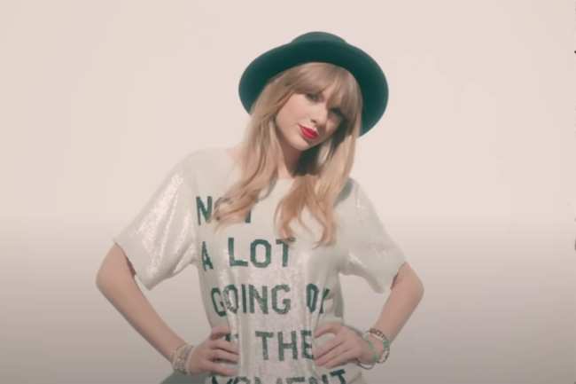 LA INSPIRACION la camiseta Ashish y el sombrero de ala ancha de Swift del video musical de la cancion