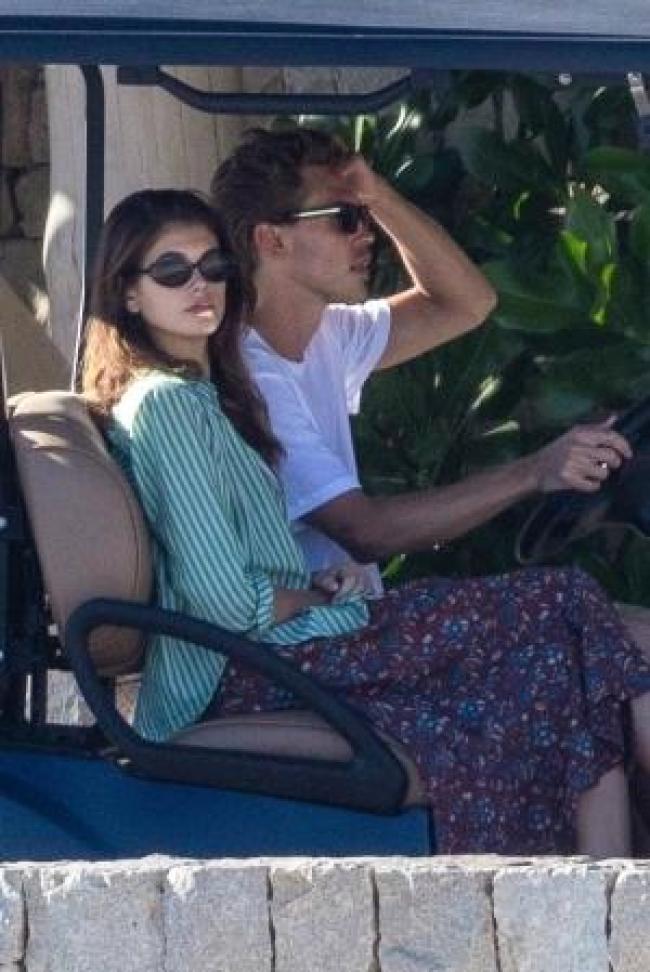 Austin Butler y su novia Kaia Gerber viajan en un carrito de golf